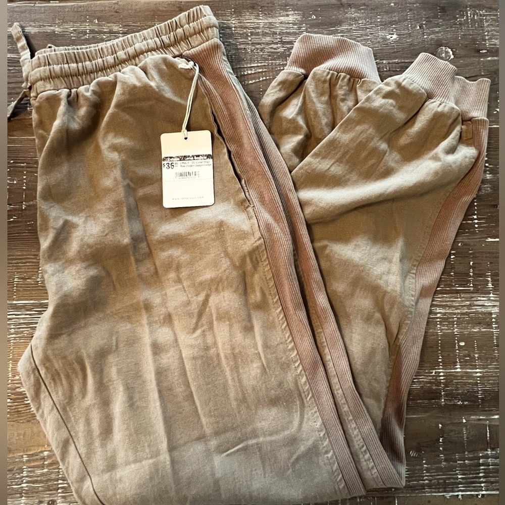 Woman’s Camel High Rise Pocket Jogger